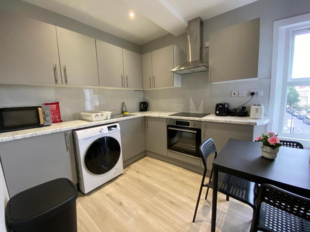 Holloway Suites - Next To Emirates Stadium - Private Bathroom - Shared Kitchen * London
