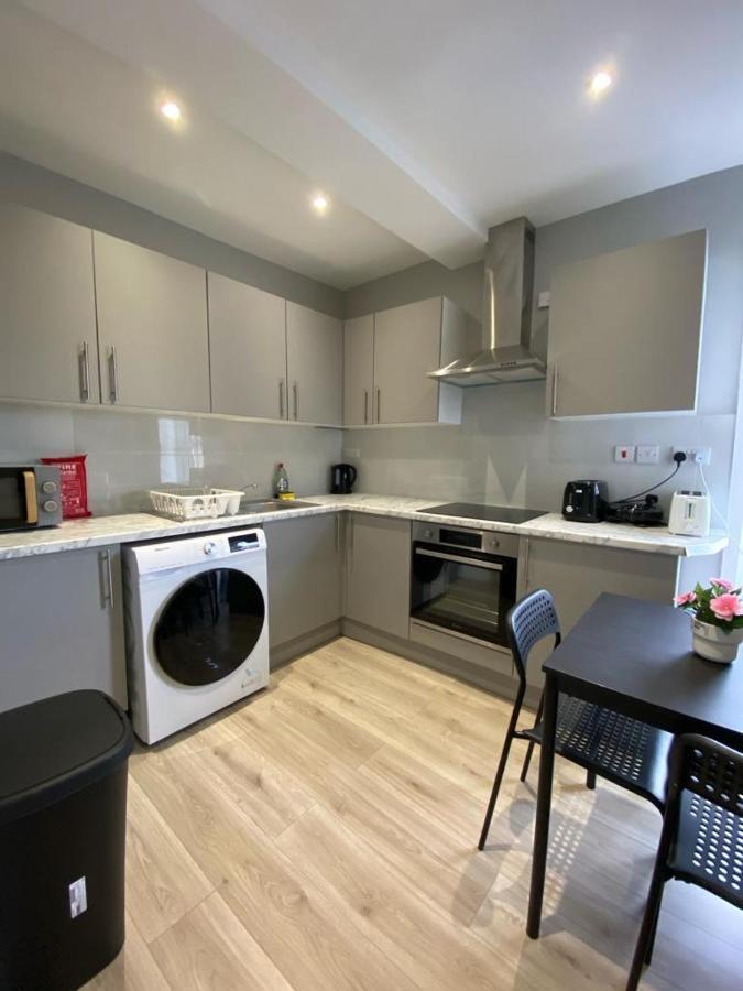 Holloway Suites - Next To Emirates Stadium - Private Bathroom - Shared Kitchen London