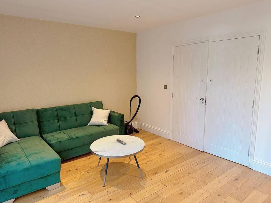 1 Bed Flat Near Apartment *
