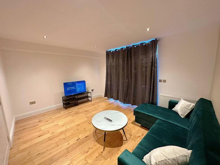 1 Bed Flat Near Apartment