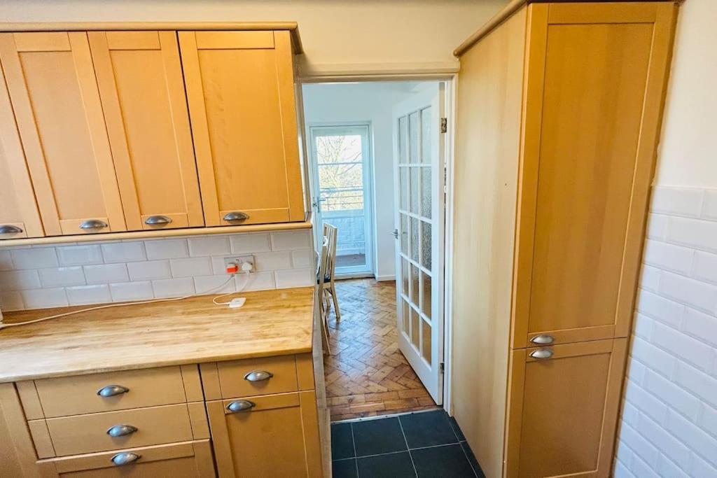 Apartment Traditional 3 Bed Flat In Highgate *