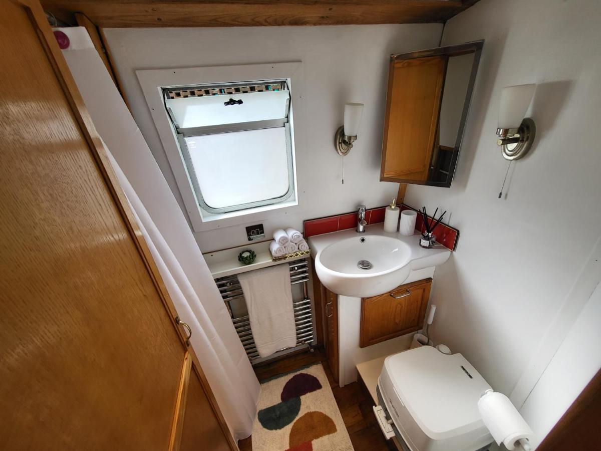 Botel Cosy Canal Boat In Little Venice For Family & Friends