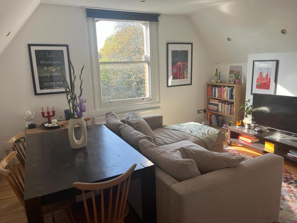 Apartment 2 Bedroom Floor Flat, West Dulwich Free Street Parking