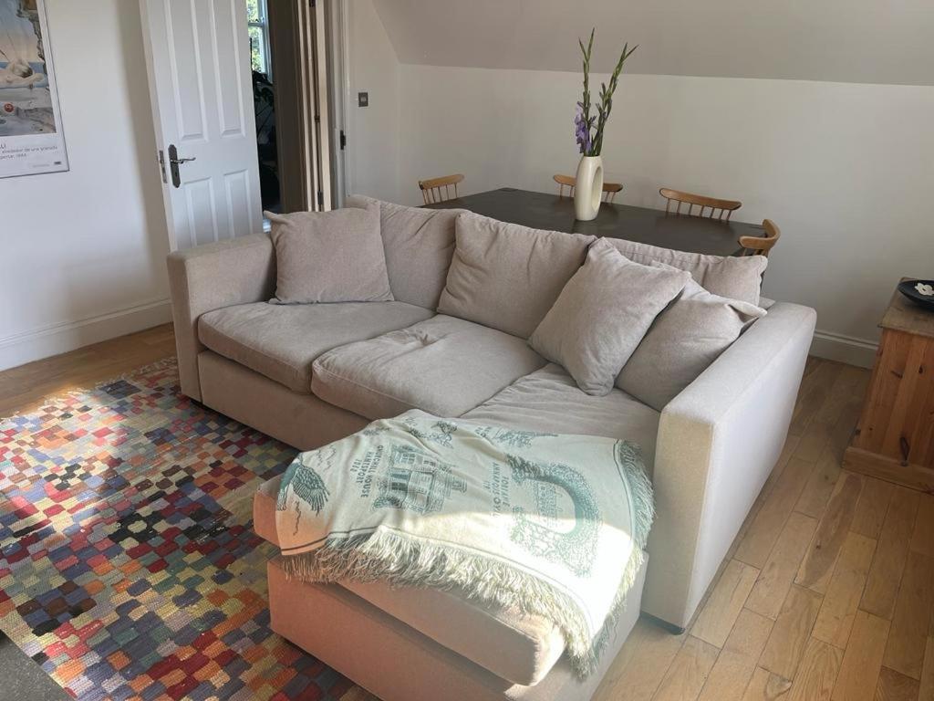 2 Bedroom Floor Flat, West Dulwich Free Street Parking Apartment *