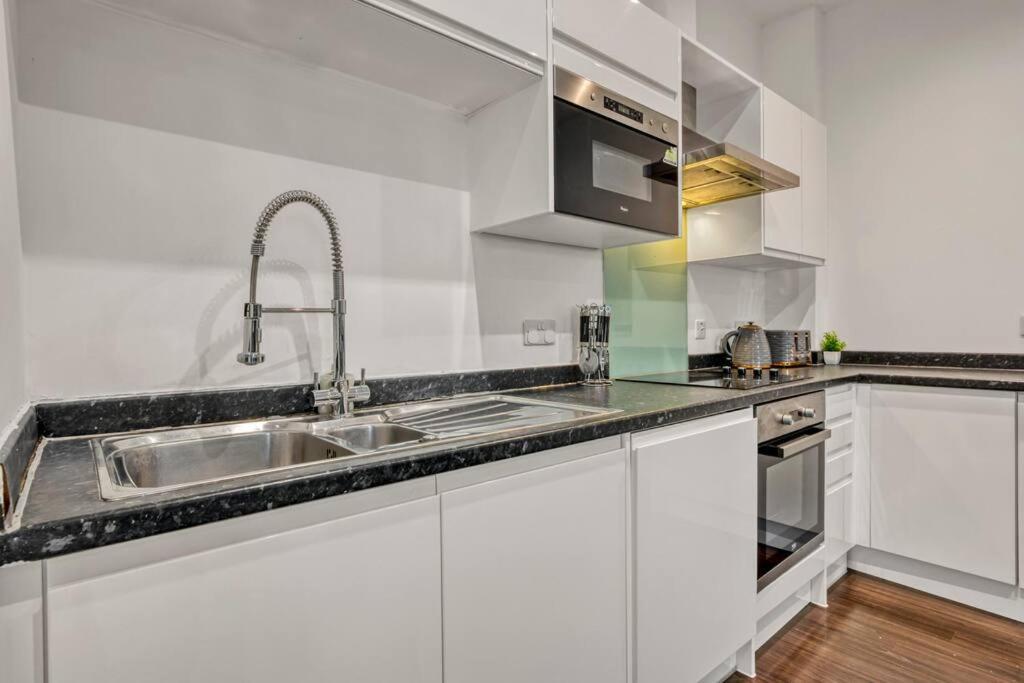 Apartamento Heathrow 2-bedroom Urban Oasis Londres