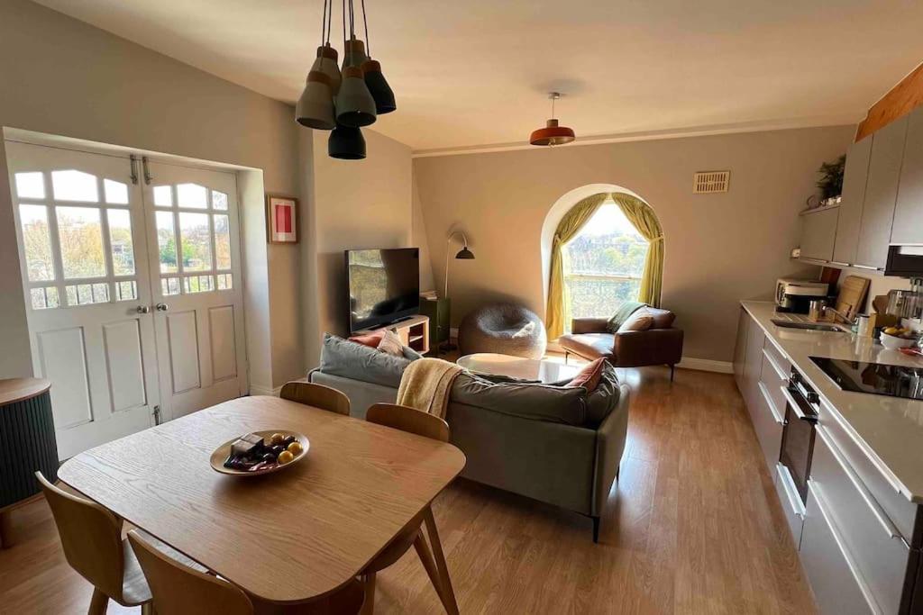 Peaceful Bright City Hide Away With Parking Apartment London
