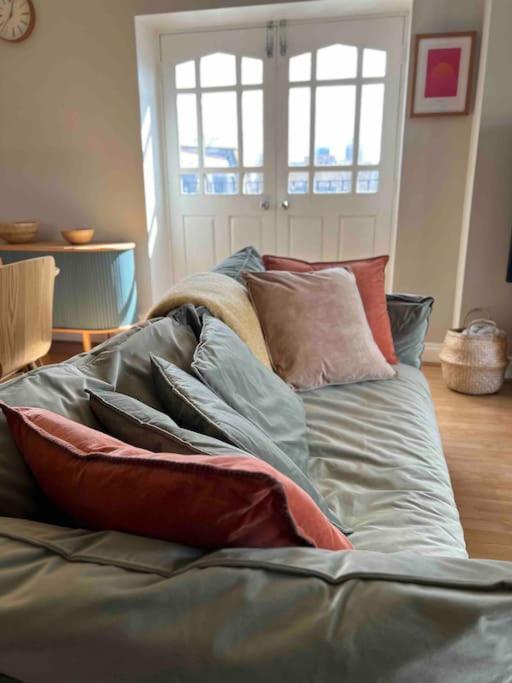 Peaceful Bright City Hide Away With Parking Apartment London