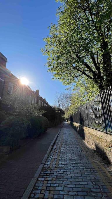 Peaceful Bright City Hide Away With Parking * London