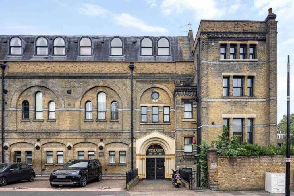Peaceful Bright City Hide Away With Parking Apartment London