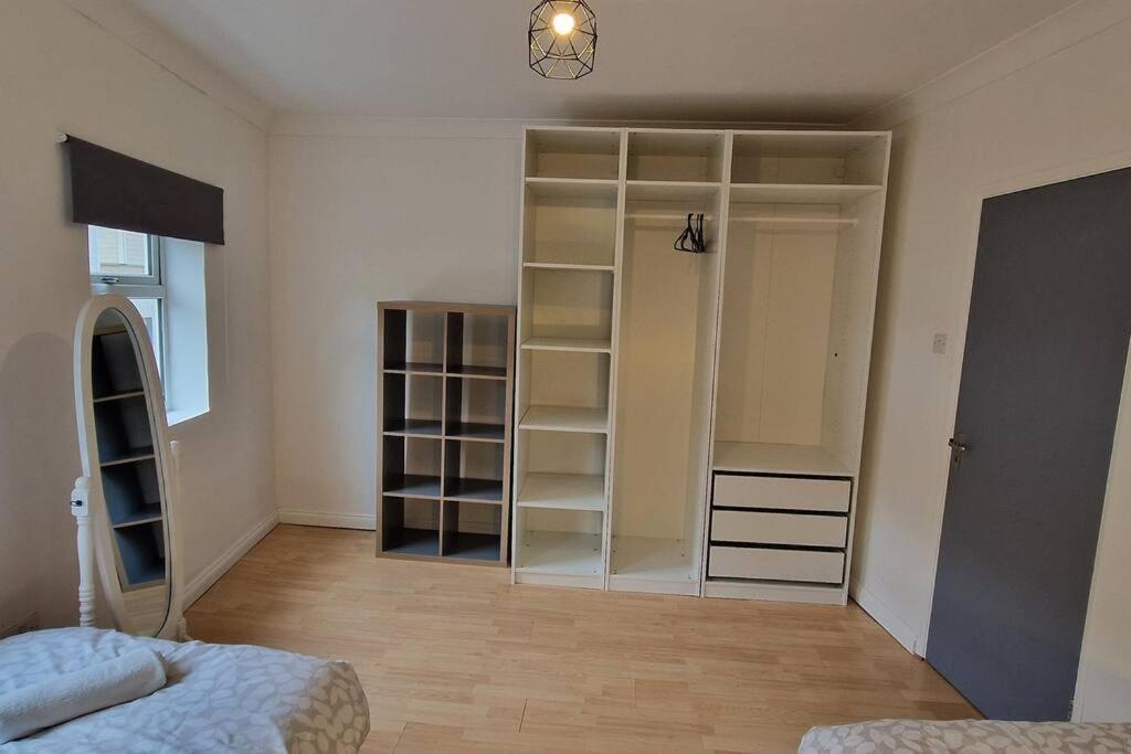 2 Bedroom Flat In Zone 2 Lnd London