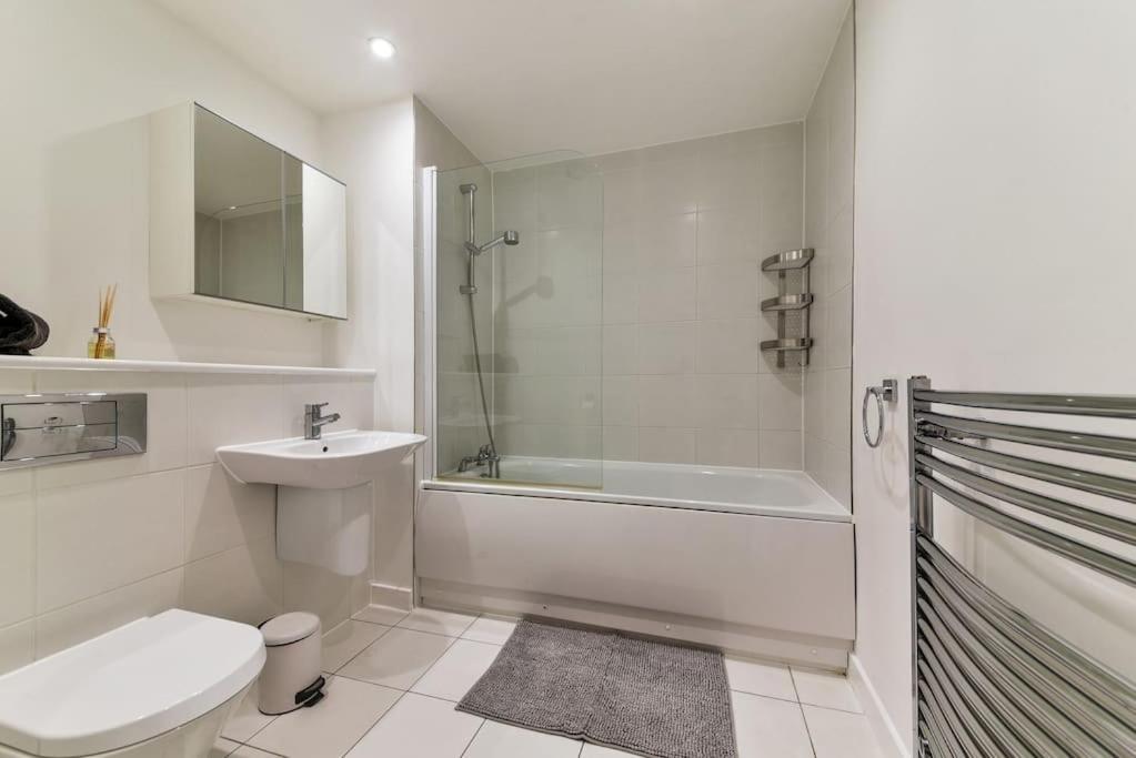 Amazing 2 Bed 2 Bath Flat In Canary Wharf Apartment *