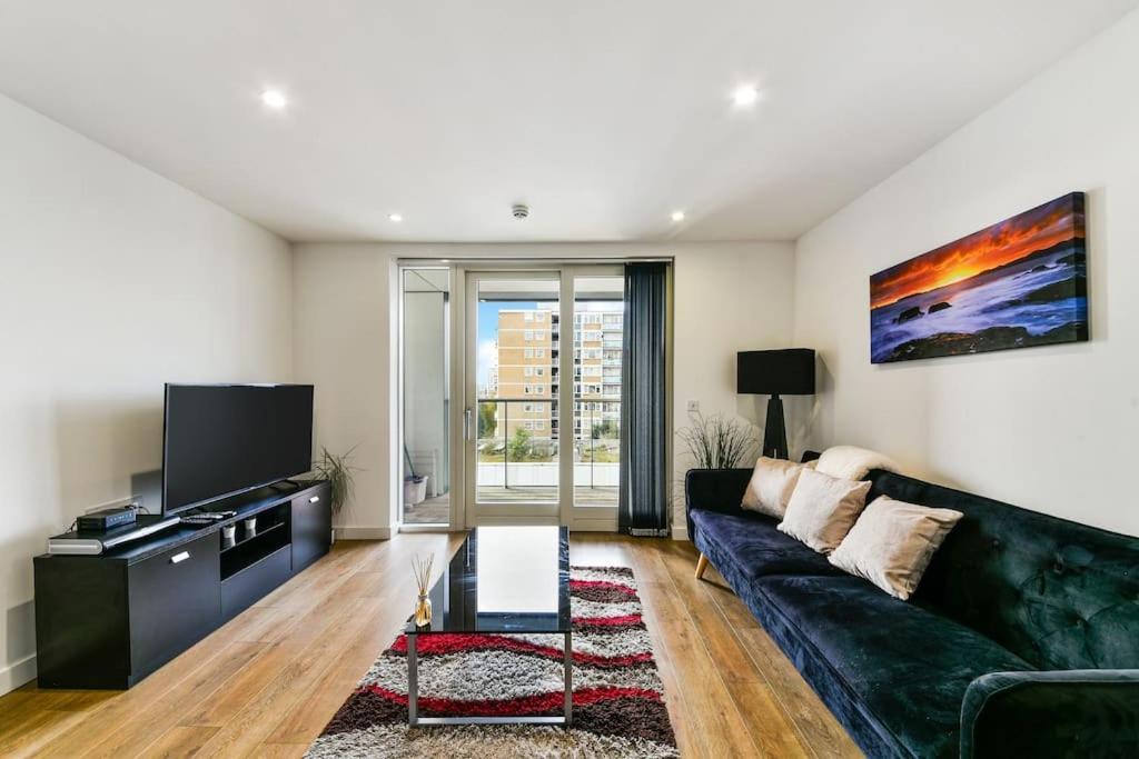 Amazing 2 Bed 2 Bath Flat In Canary Wharf Apartment London