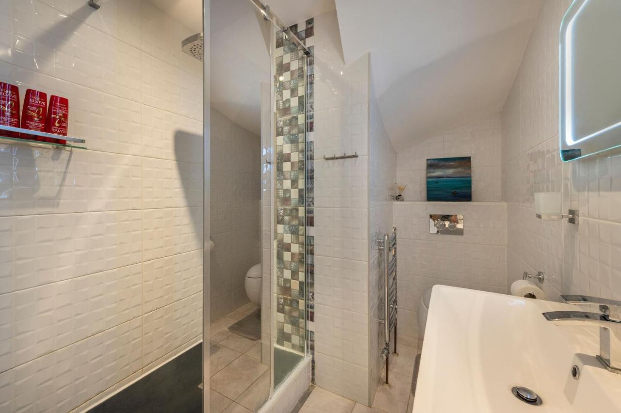 Spacious Two Bedroom In Camden *