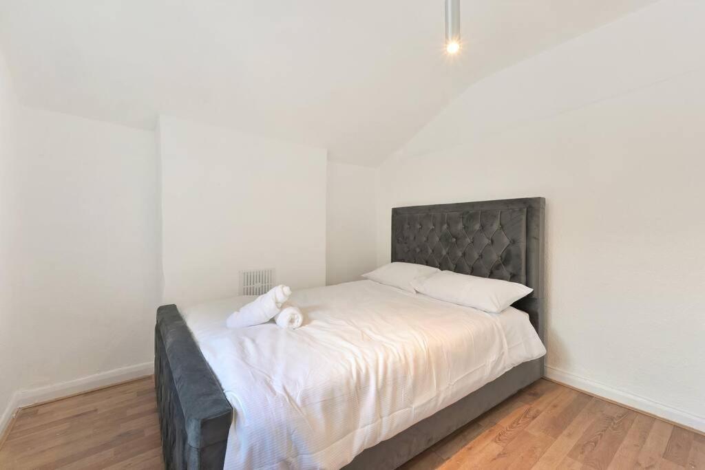 Cosy 3 Bed In Colliers Wood Holiday home *