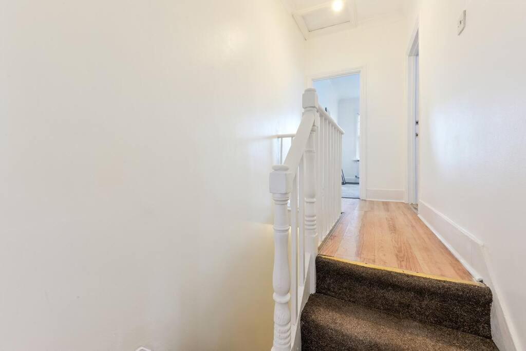 Cosy 3 Bed In Colliers Wood * London