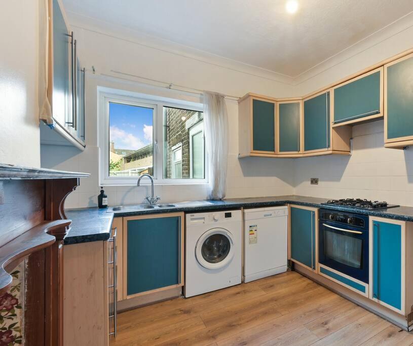 Cosy 3 Bed In Colliers Wood London