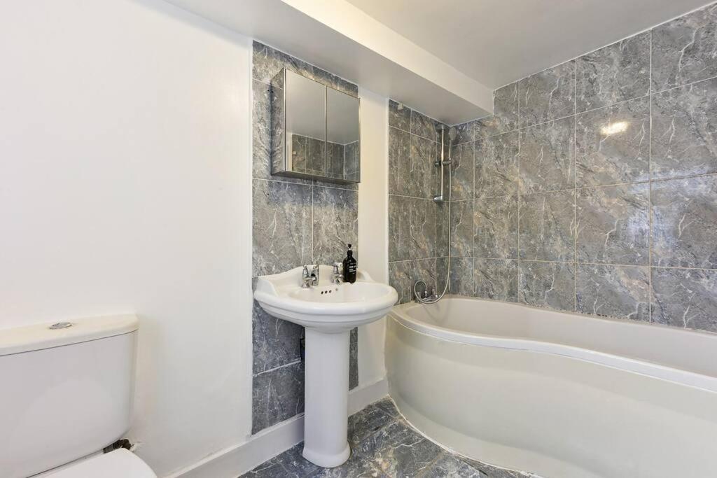 Cosy 3 Bed In Colliers Wood Holiday home London