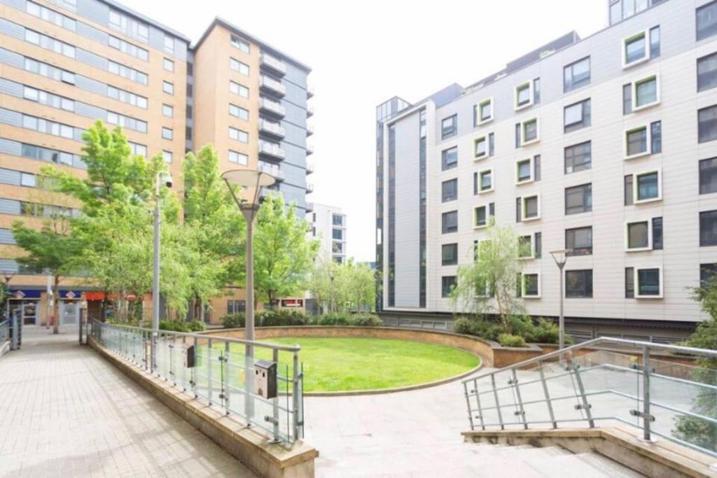Apartment Cosy Flat Right Opp Tube Station
