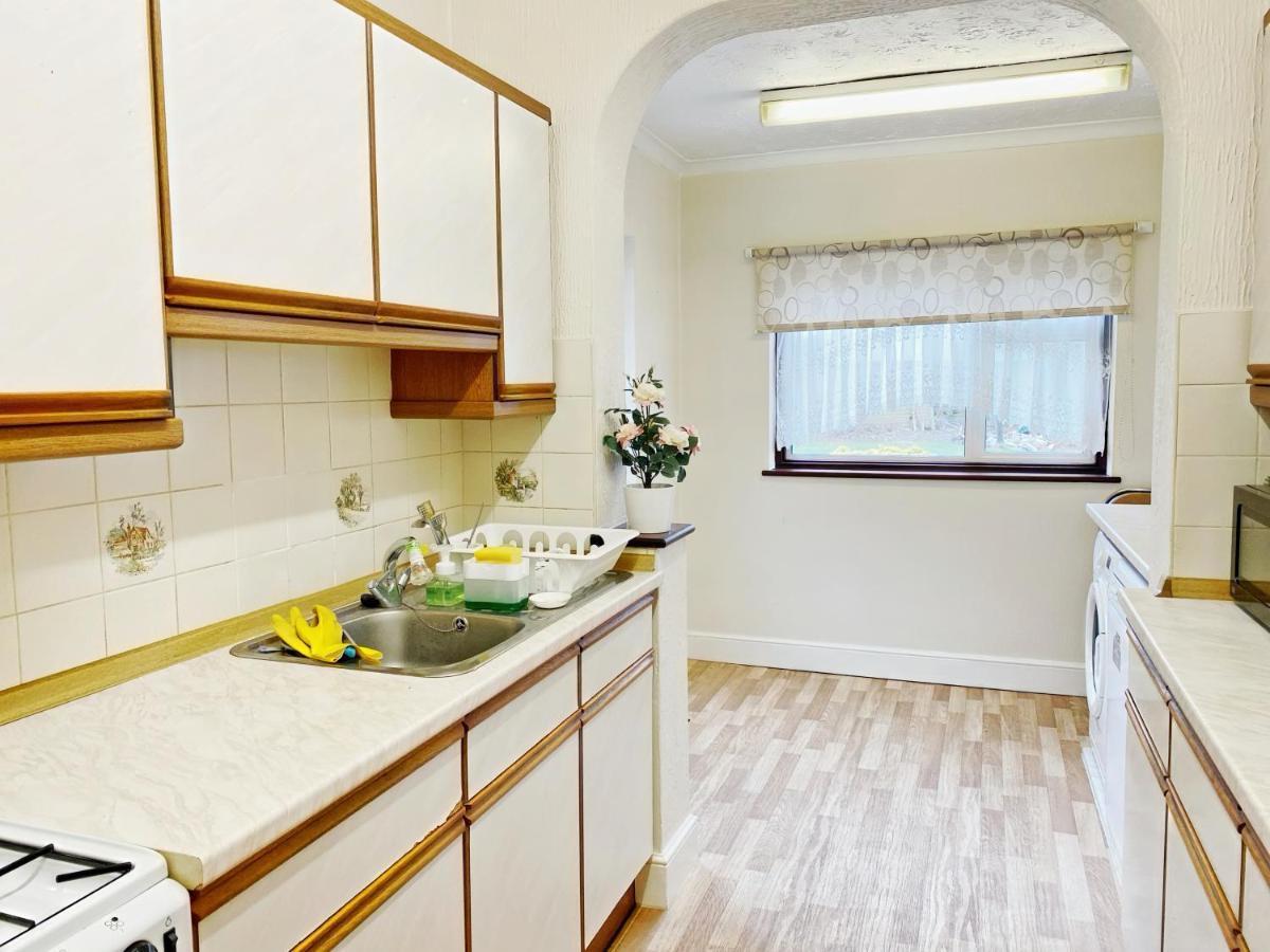 Barking House Sleeps 11 - Parking - Train Tube - Airport