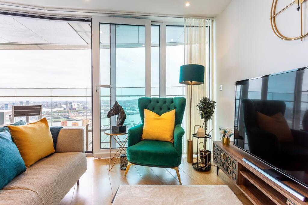 Panoramic Balcony Luxury Apartment