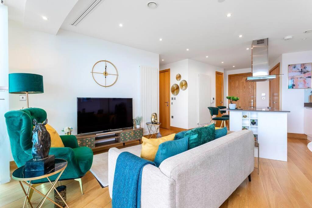 Panoramic Balcony Luxury Apartment London