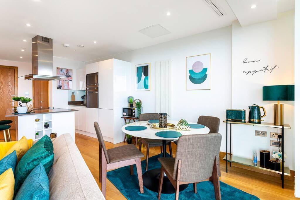 Panoramic Balcony Luxury Apartment London