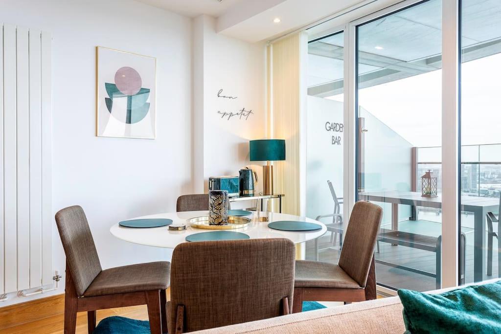 Panoramic Balcony Luxury Apartment London
