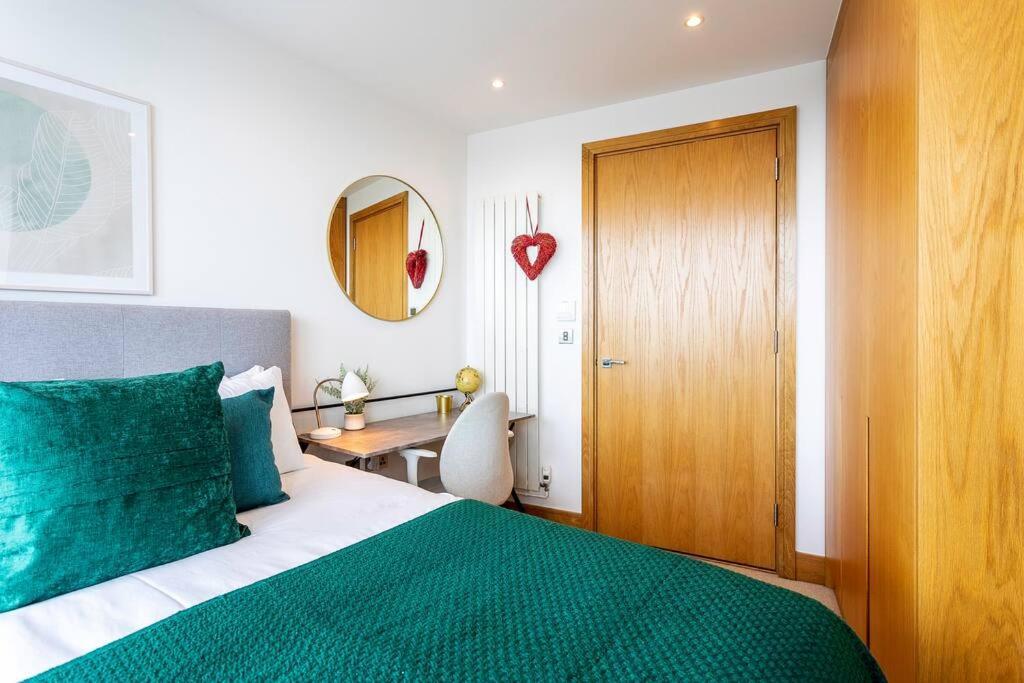 Panoramic Balcony Luxury Apartment London