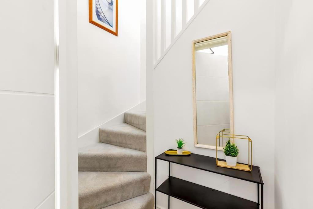 Apartment Modern 5 Occupancy Flat Free Parking & Views London