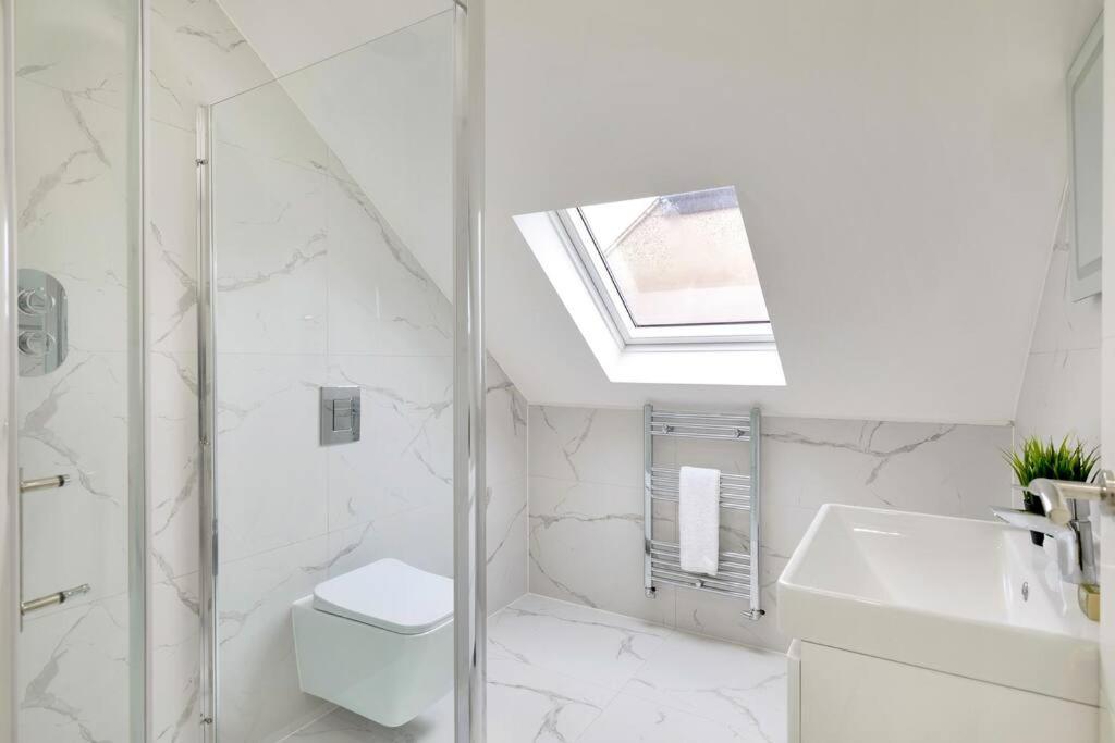 Modern 5 Occupancy Flat Free Parking & Views * London