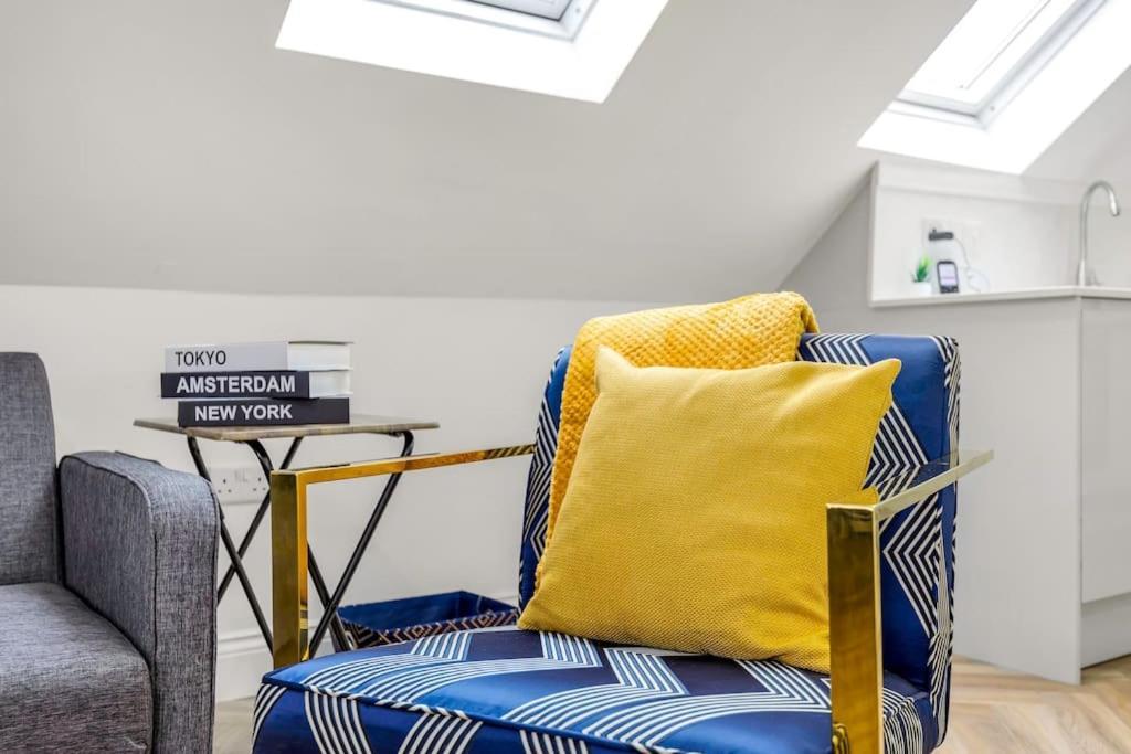 Modern 5 Occupancy Flat Free Parking & Views Apartment London