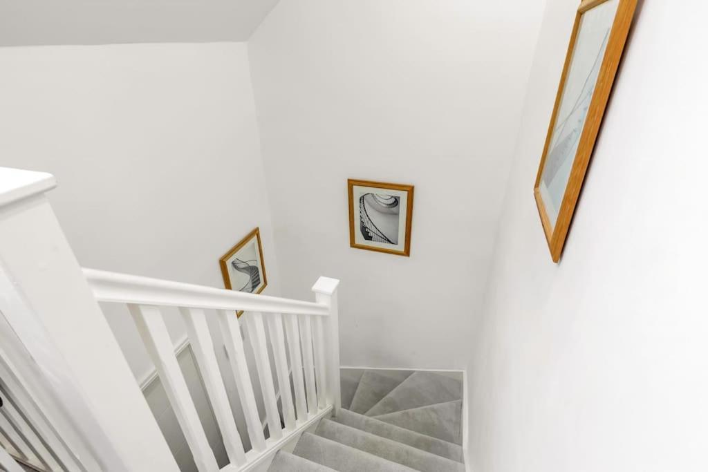 Modern 5 Occupancy Flat Free Parking & Views London