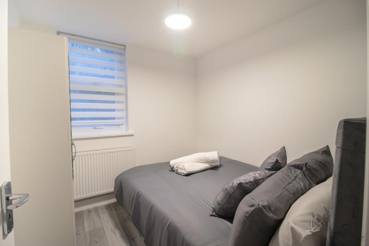 Newly Launched Two Bedroom By Den Short Lets & Serviced With Garden Apartamento *