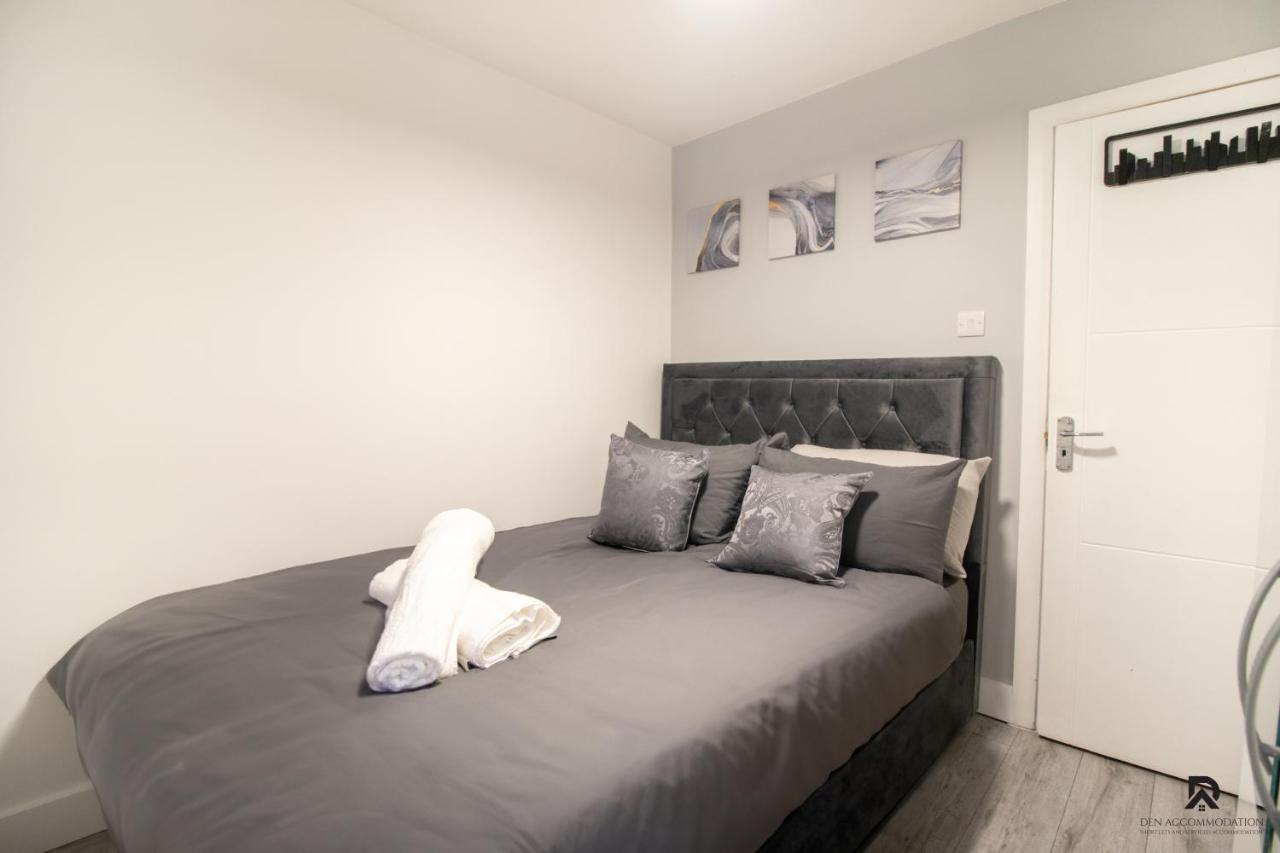 Newly Launched Two Bedroom By Den Short Lets & Serviced With Garden Apartamento Londres