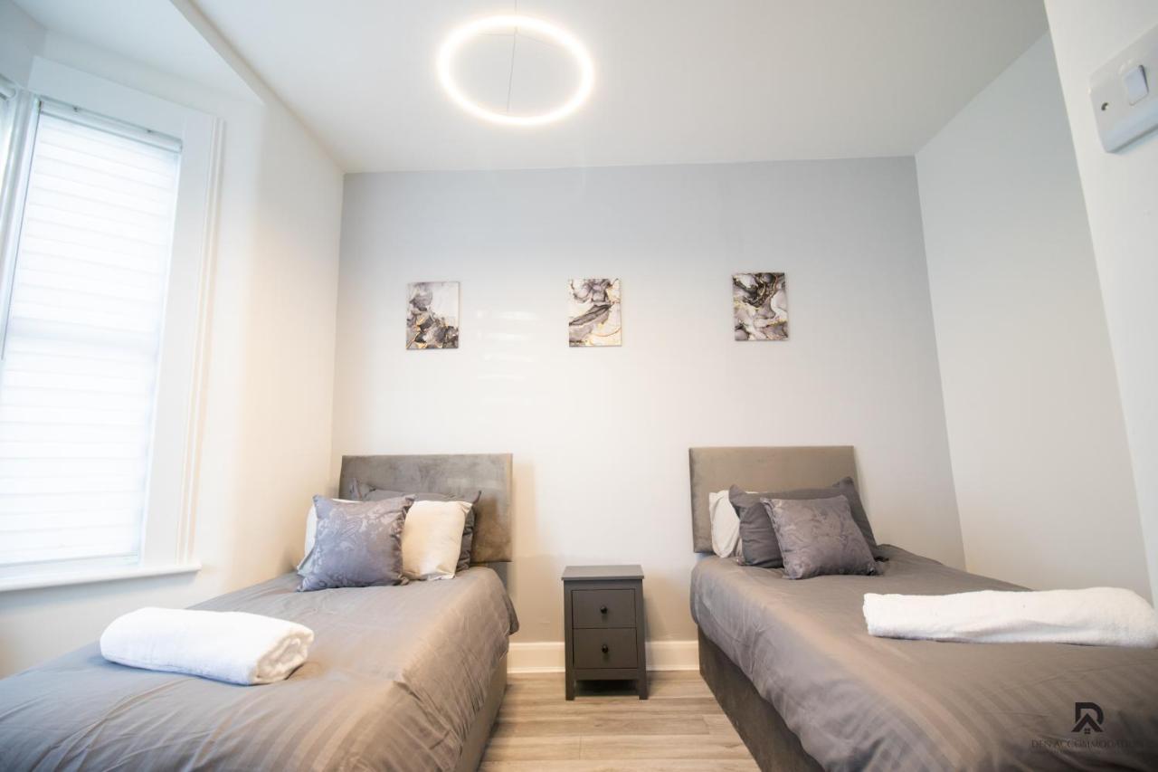 Newly Launched Two Bedroom By Den Short Lets & Serviced With Garden Apartamento *