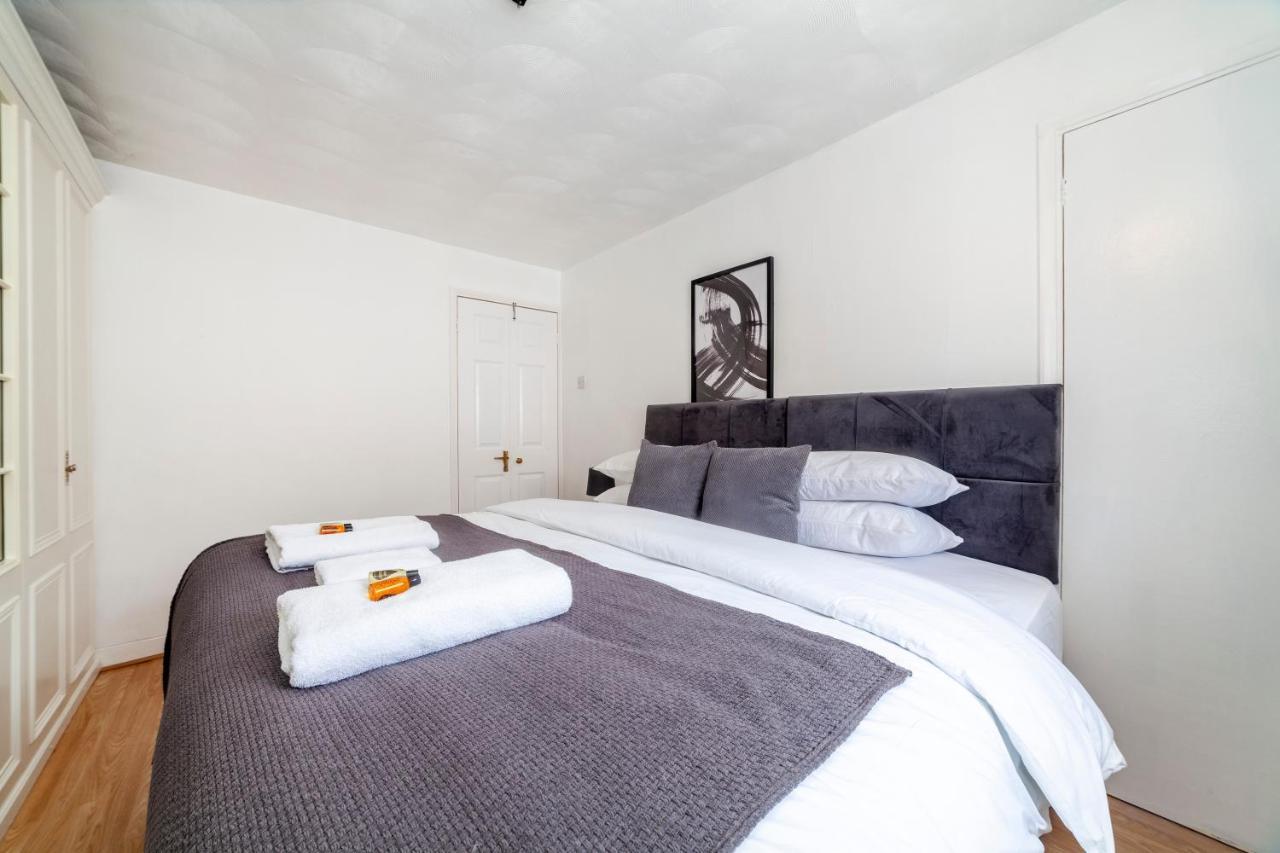 Stunning 3 Bed House With Private Garden, Woolwich Holiday home London