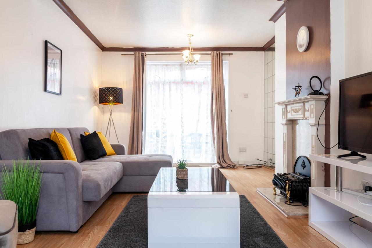 Stunning 3 Bed House With Private Garden, Woolwich Holiday home London