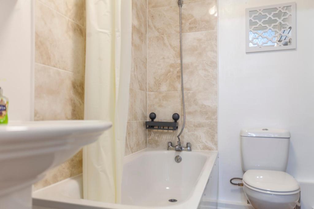 Amazing 1 Bedroom Apartment, Barons Court * London