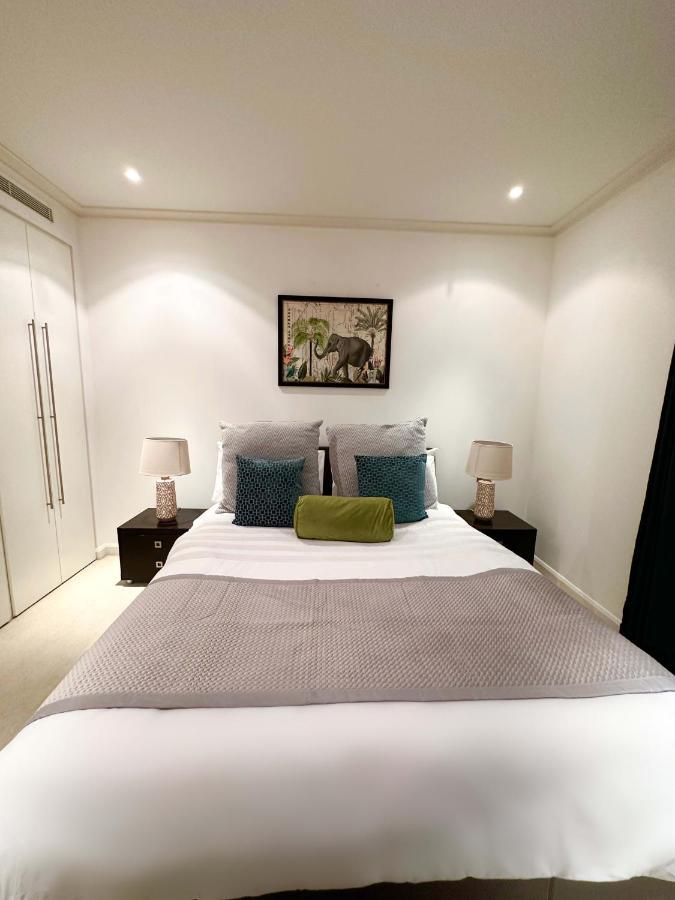 New Spacious 2 Bedroom With Balcony * London