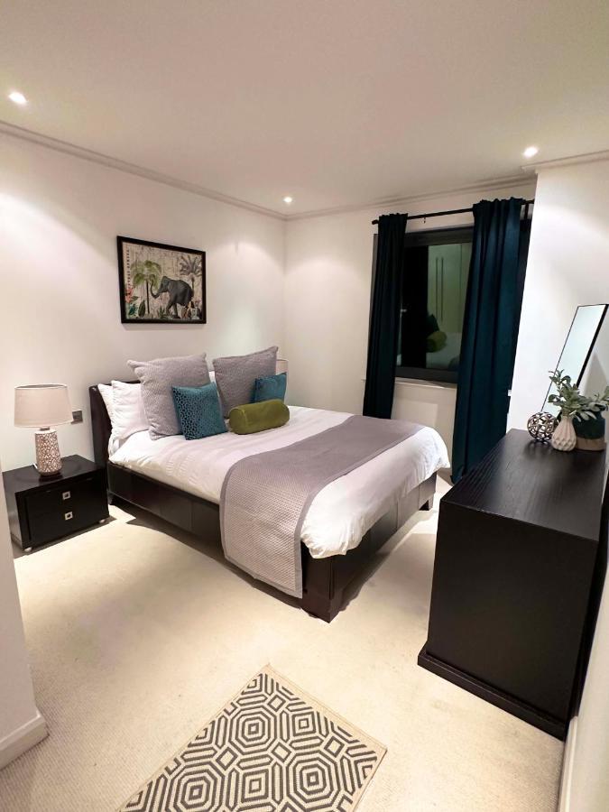 New Spacious 2 Bedroom With Balcony * London
