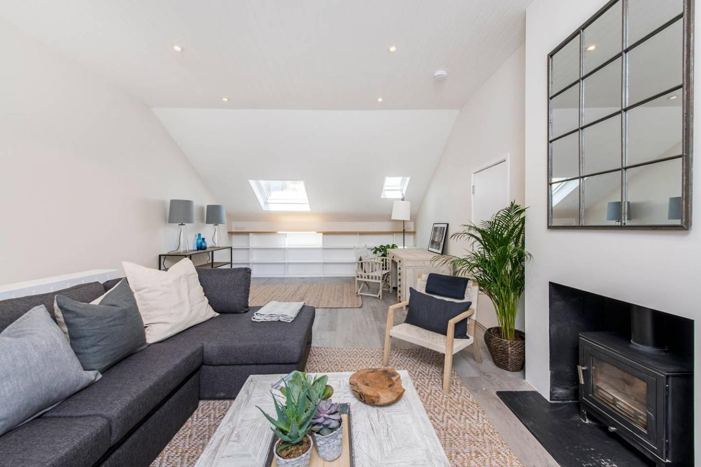 Divine 3 Bed House In Battersea Holiday home *