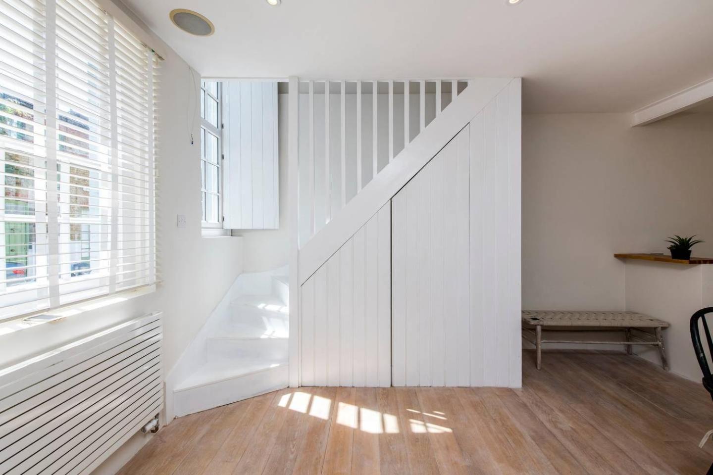Divine 3 Bed House In Battersea Holiday home London