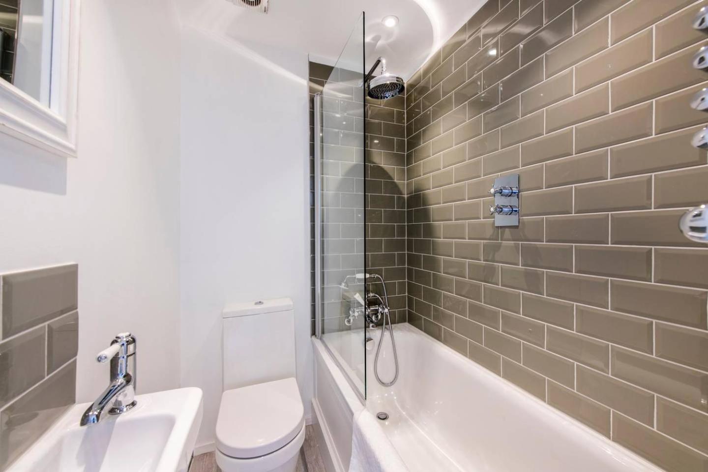 Divine 3 Bed House In Battersea London