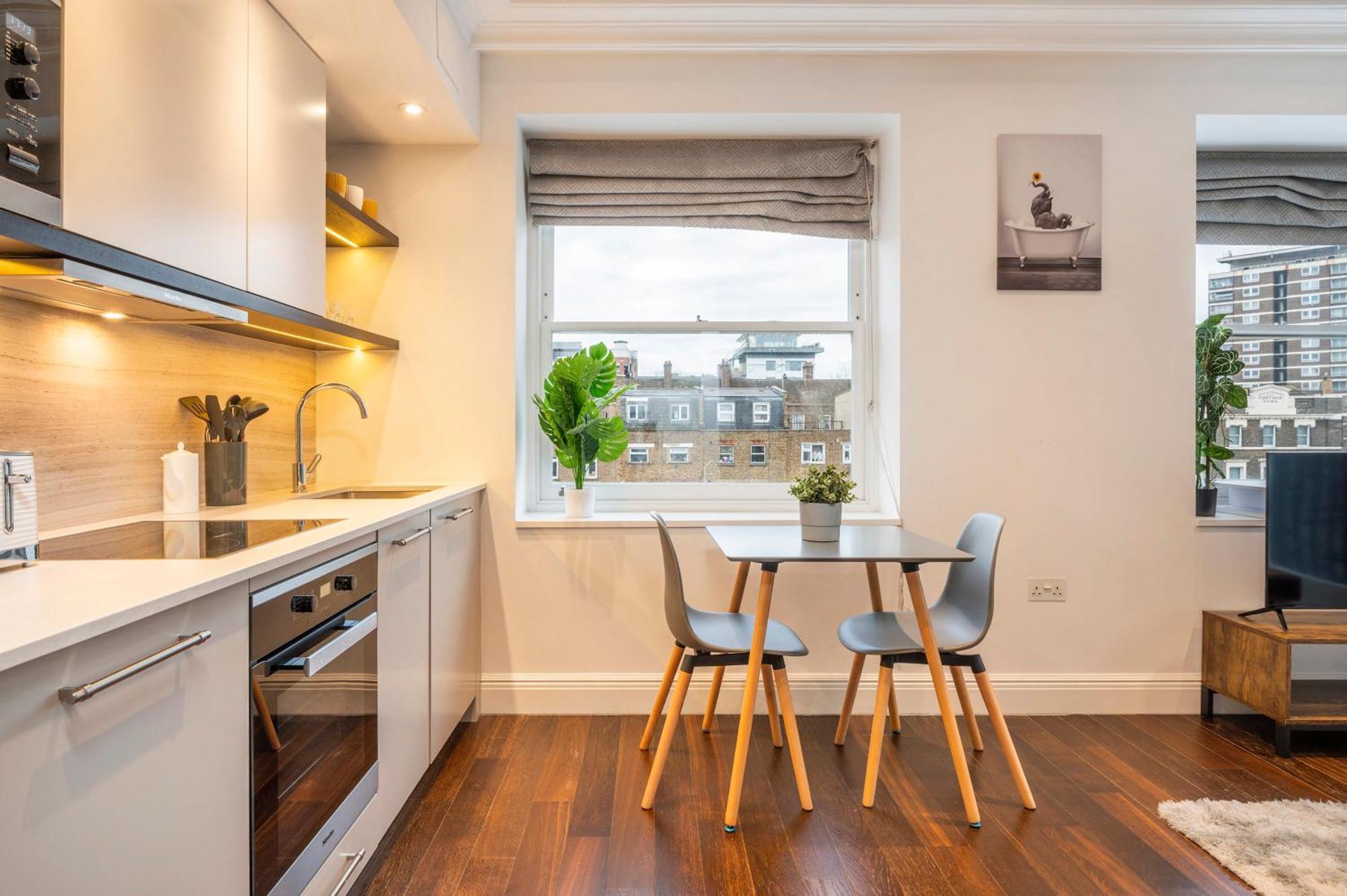 Luxury One Bedroom With Ac, Balcony, Free Coffee Apartment *