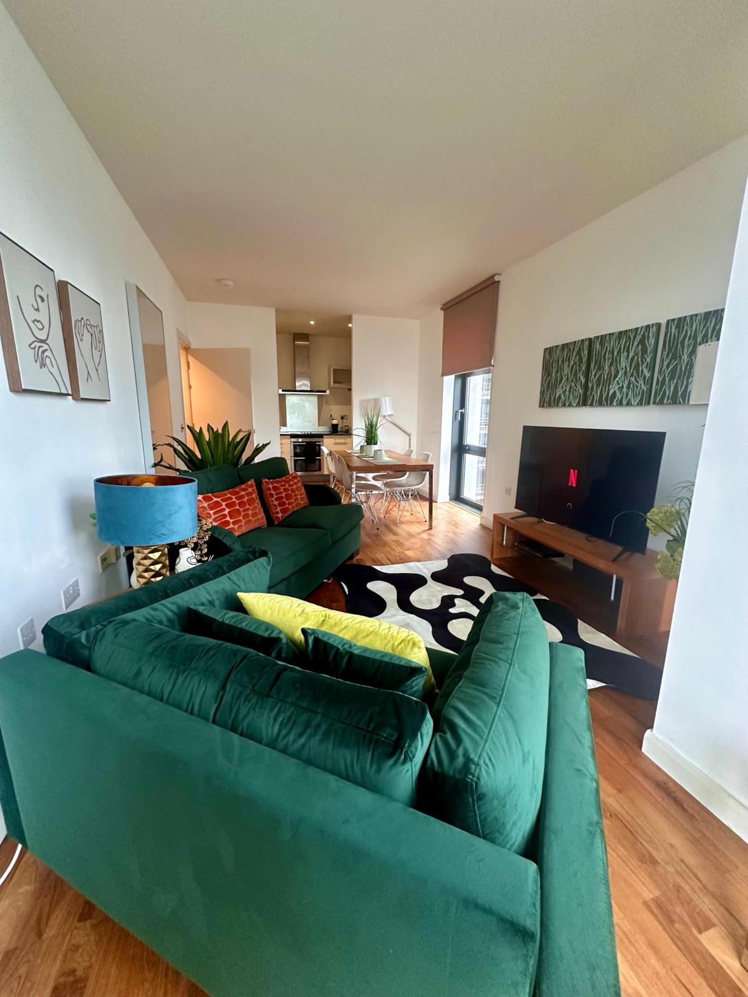 New Two Bedroom With Balcony * Londres