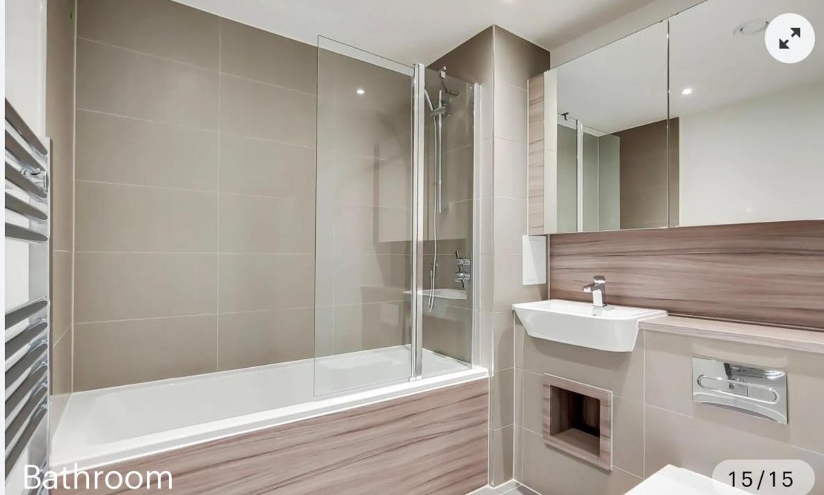 Modern With Free 24hours Gym Londres