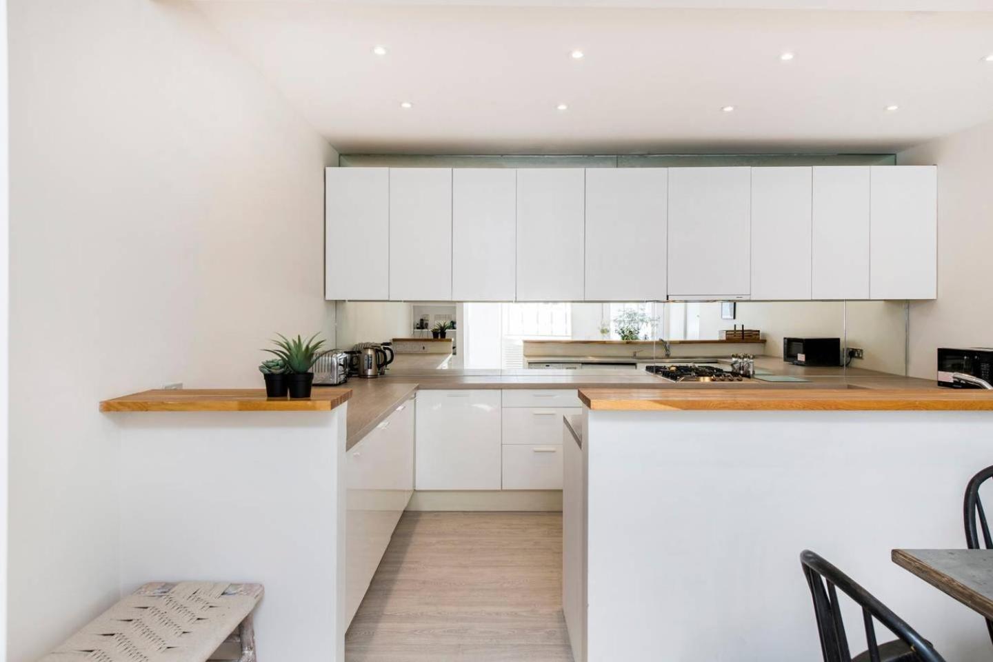 Divine 3 Bed House In Battersea Holiday home *