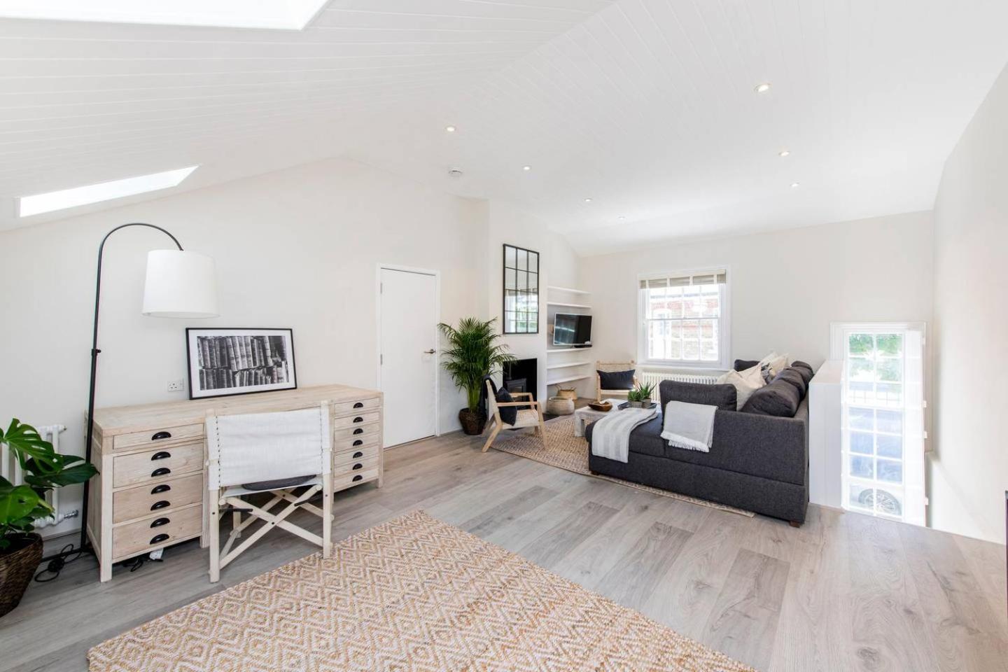 Divine 3 Bed House In Battersea Holiday home London
