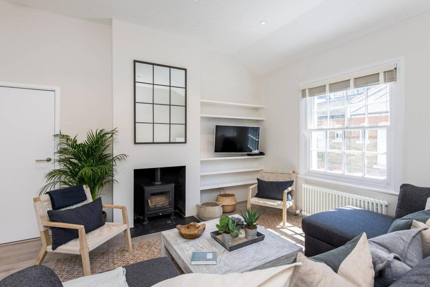Divine 3 Bed House In Battersea Holiday home London