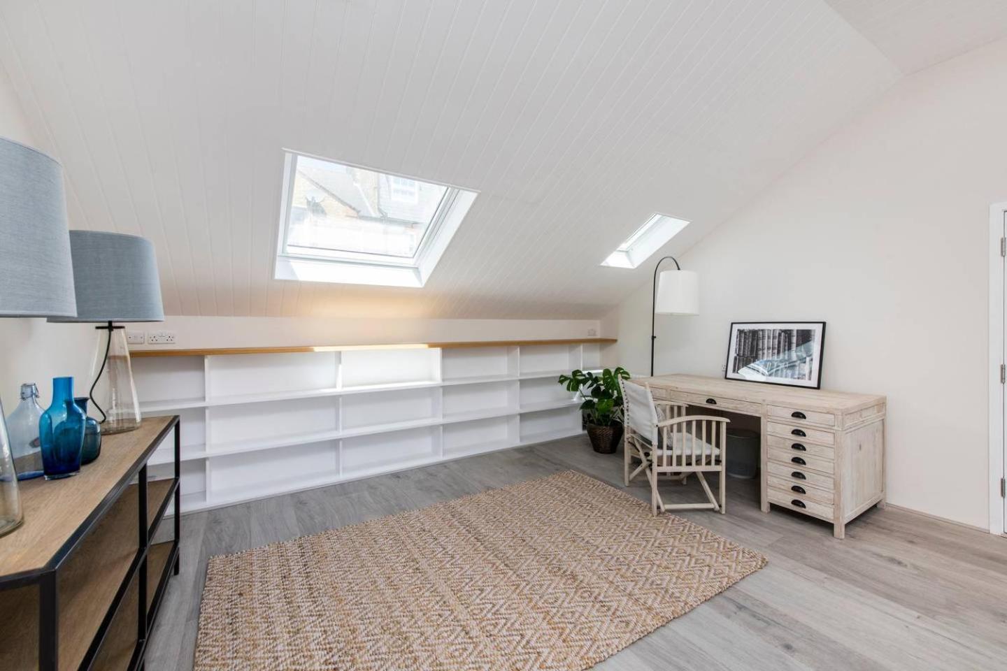 Divine 3 Bed House In Battersea Holiday home *